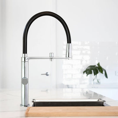 Grifo de cocina profesional Ramon Soler Kitchen Pure Water en cromo lifestyle